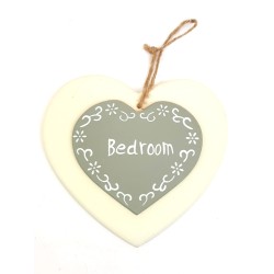 appendino cuore in legno color panna cm 14,5 h 13 con sopra cuore grigio con cm 10 h 8 scritta Bed room